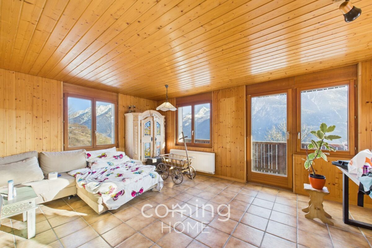 Helles, holzvertäfeltes Zimmer mit Bergblick