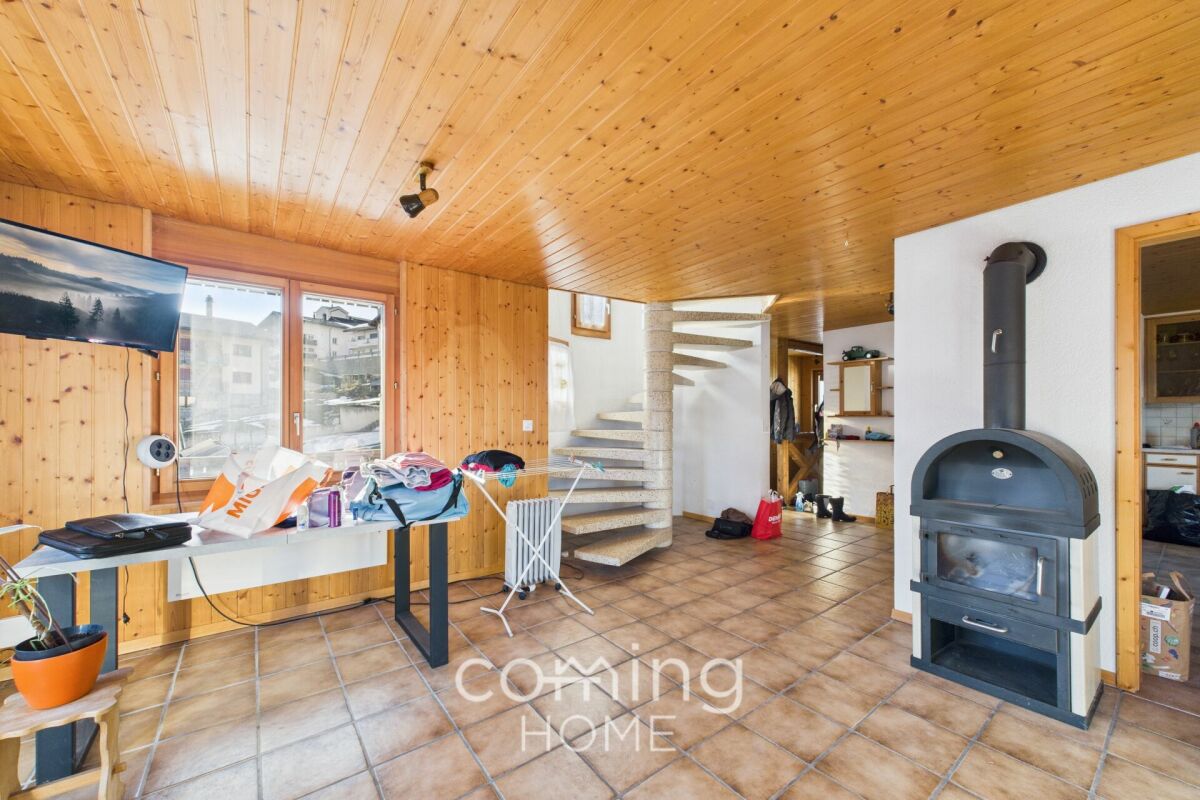 Wohnraum mit Holzdecke und Kaminofen