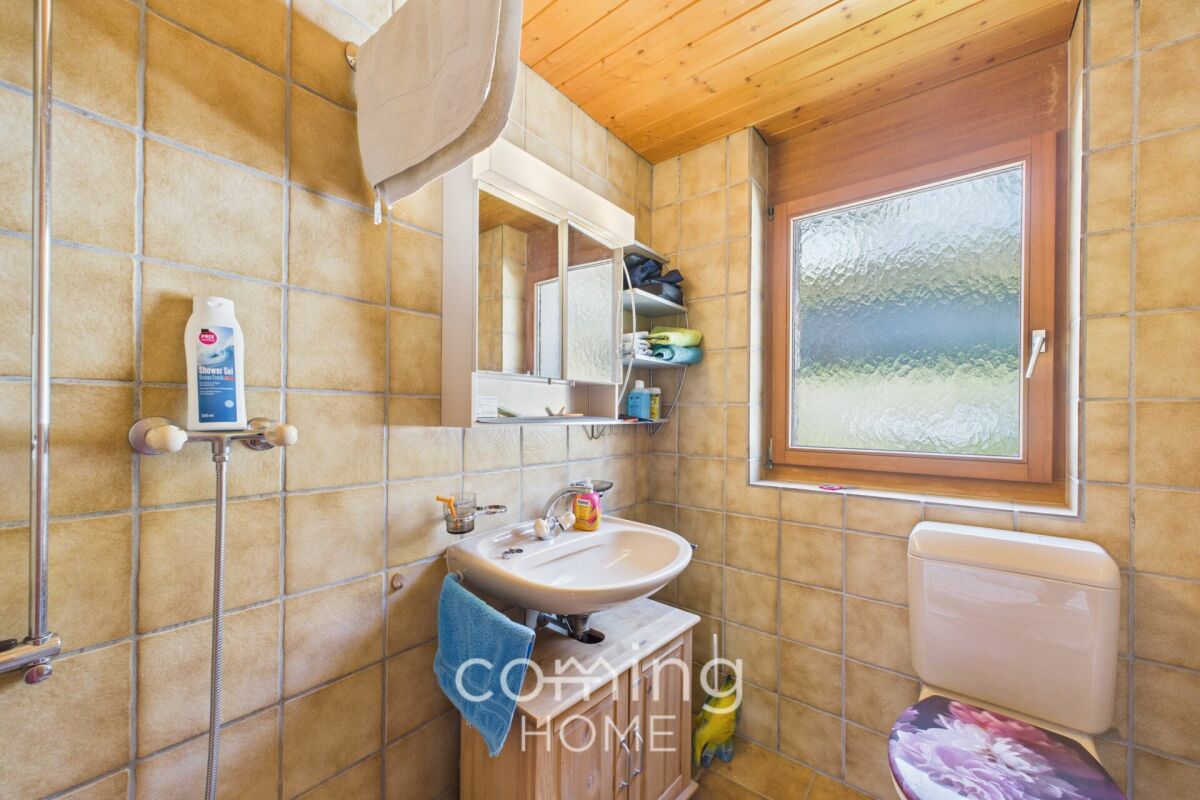 Kleines Badezimmer mit Holzdecke
