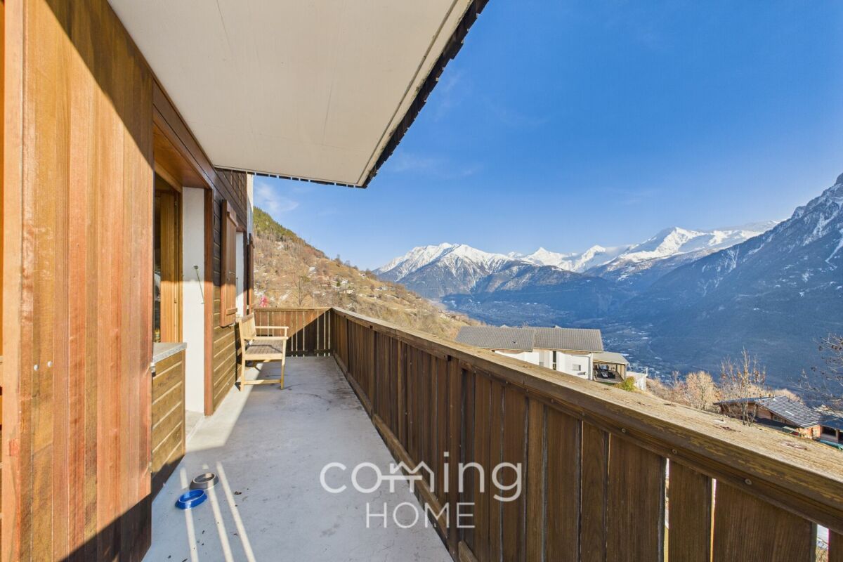 Balkon mit Bergpanorama