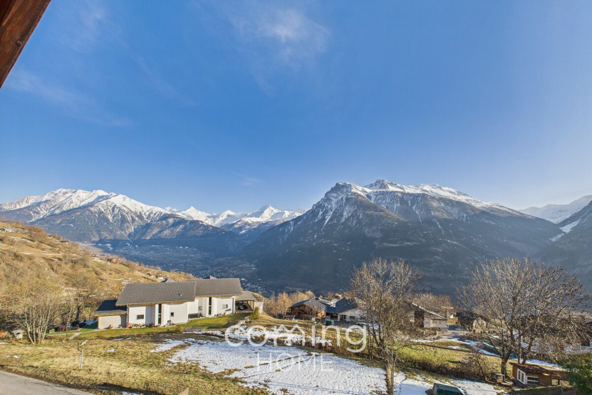 Alpenpanorama mit Häusern im Vordergrund