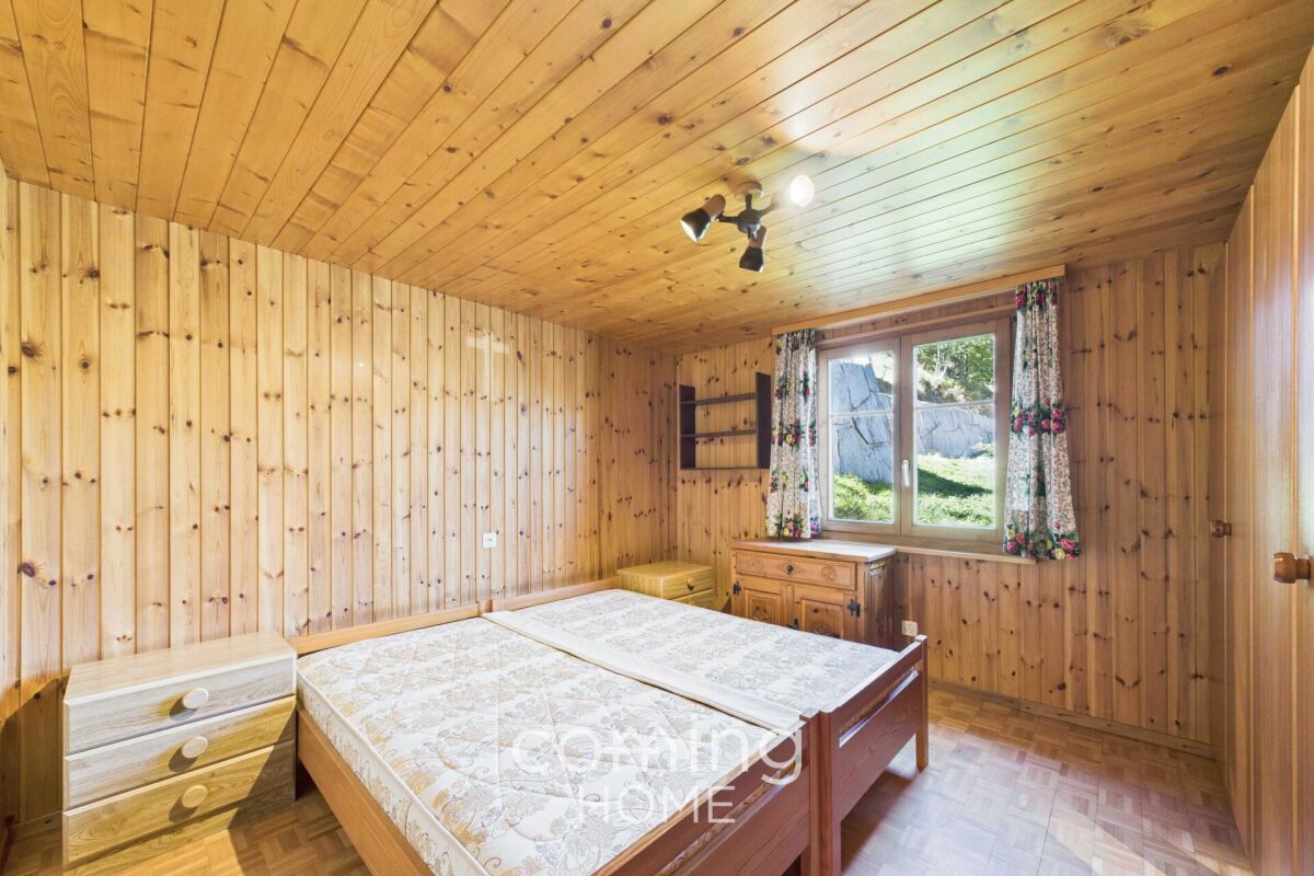 Rustikales Schlafzimmer mit Holzvertäfelung