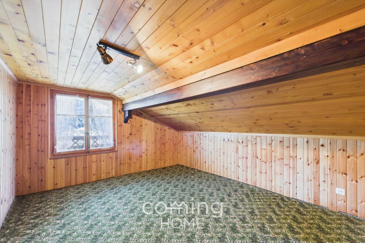 Dachgeschosszimmer mit Holzverkleidung