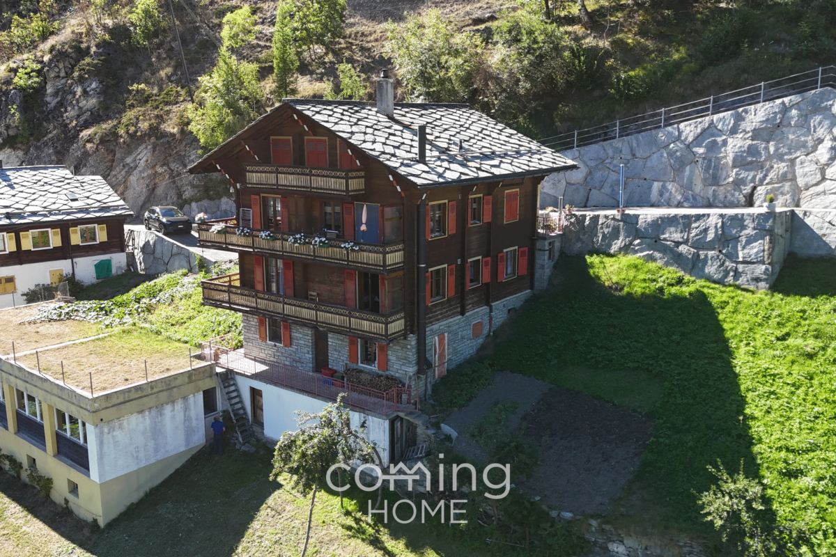 Alpines Wohnhaus mit Schieferdach