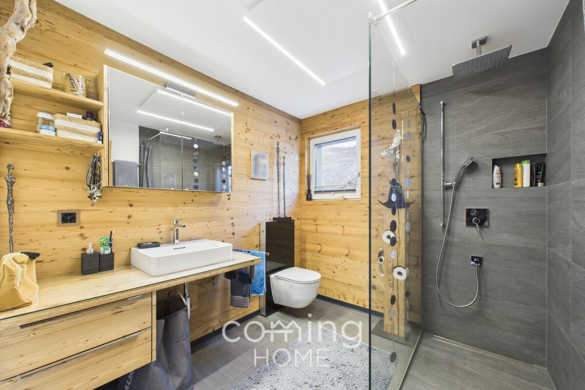 Modernes Badezimmer mit Holz und Dusche