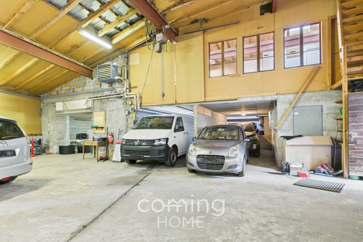 Große Garage mit mehreren Fahrzeugen