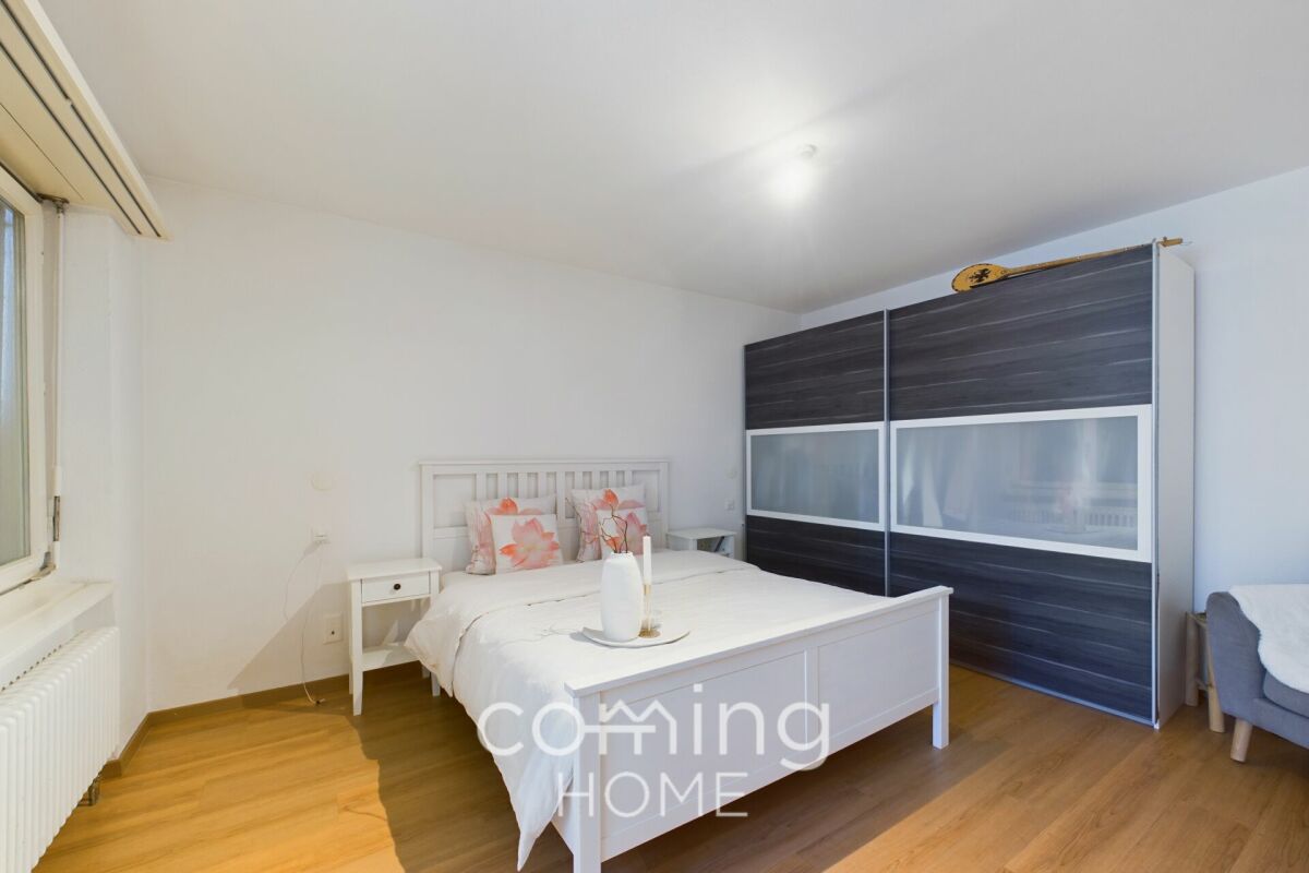 Helles Schlafzimmer mit Doppelbett und großem Kleiderschrank