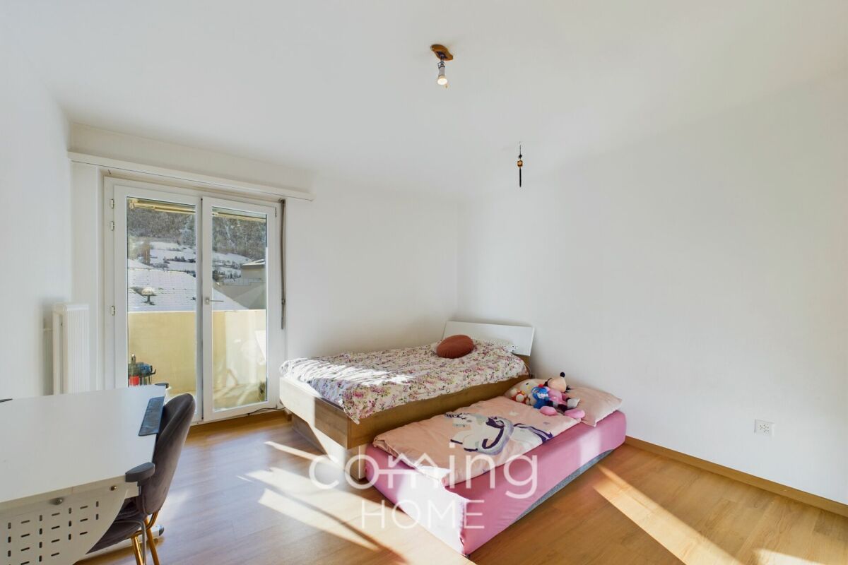 Helles Schlafzimmer mit Balkonzugang