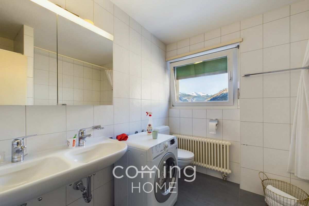 Modernes Badezimmer mit Blick auf die Berge
