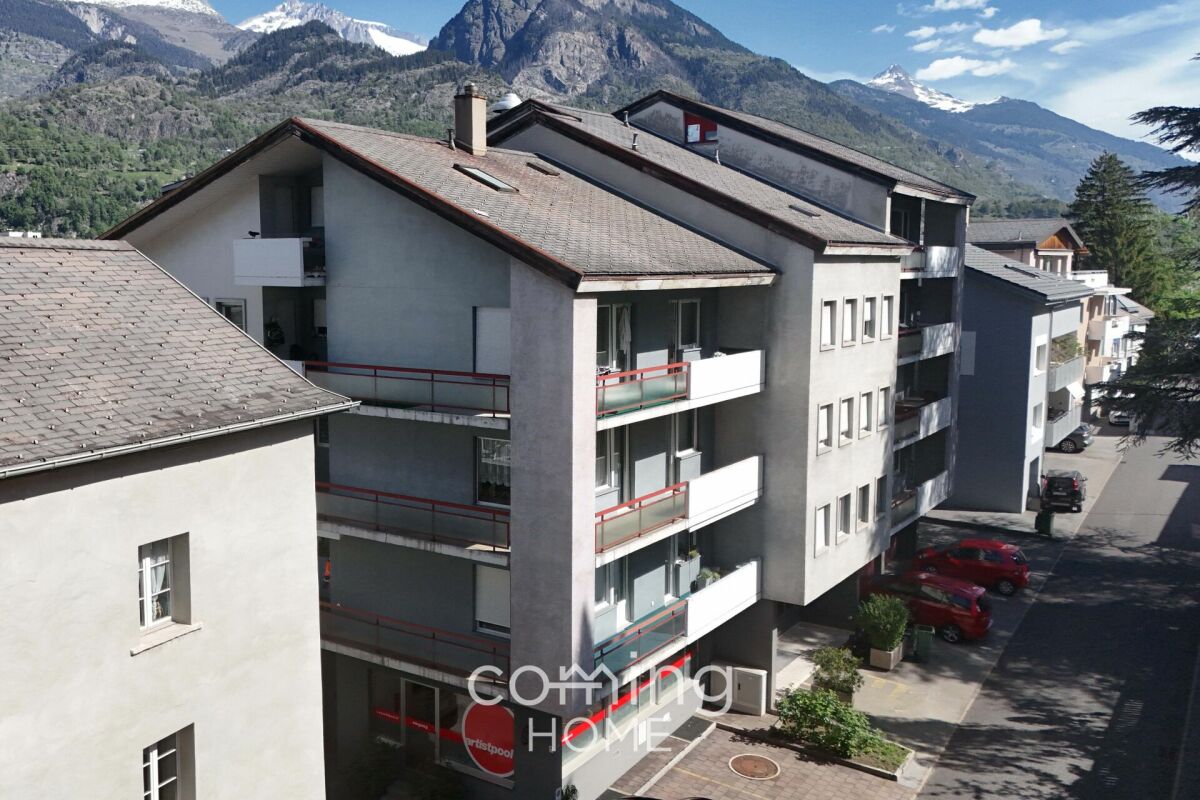 Mehrfamilienhaus mit Bergblick