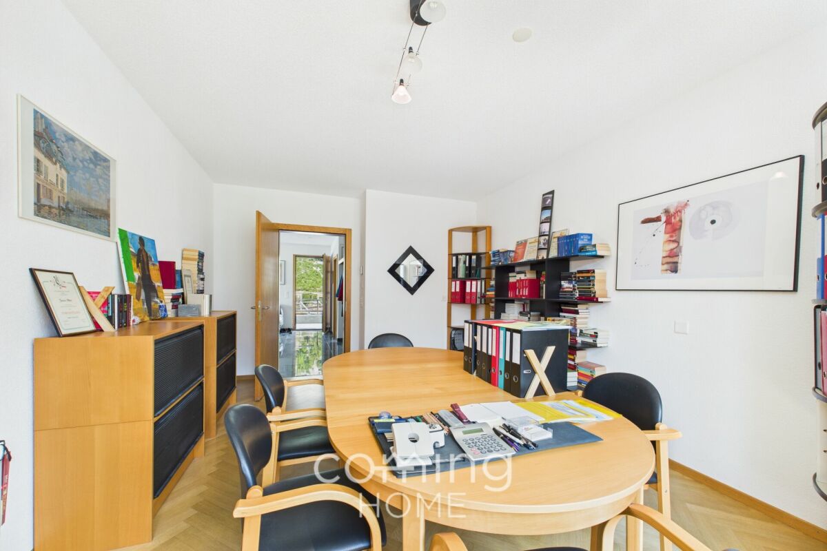 Helles Büro- oder Arbeitszimmer