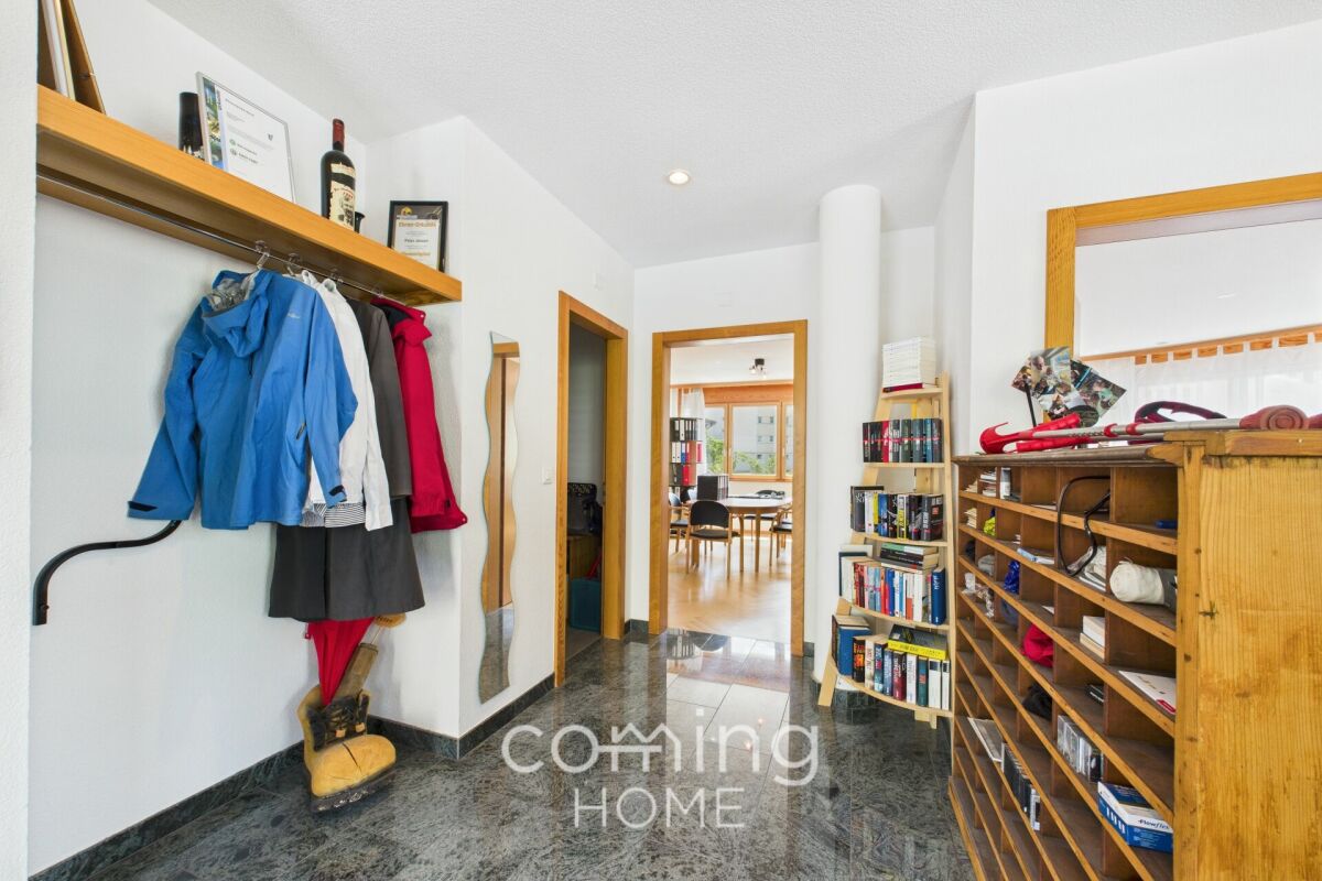 Heller Eingangsbereich mit Garderobe und Regalen