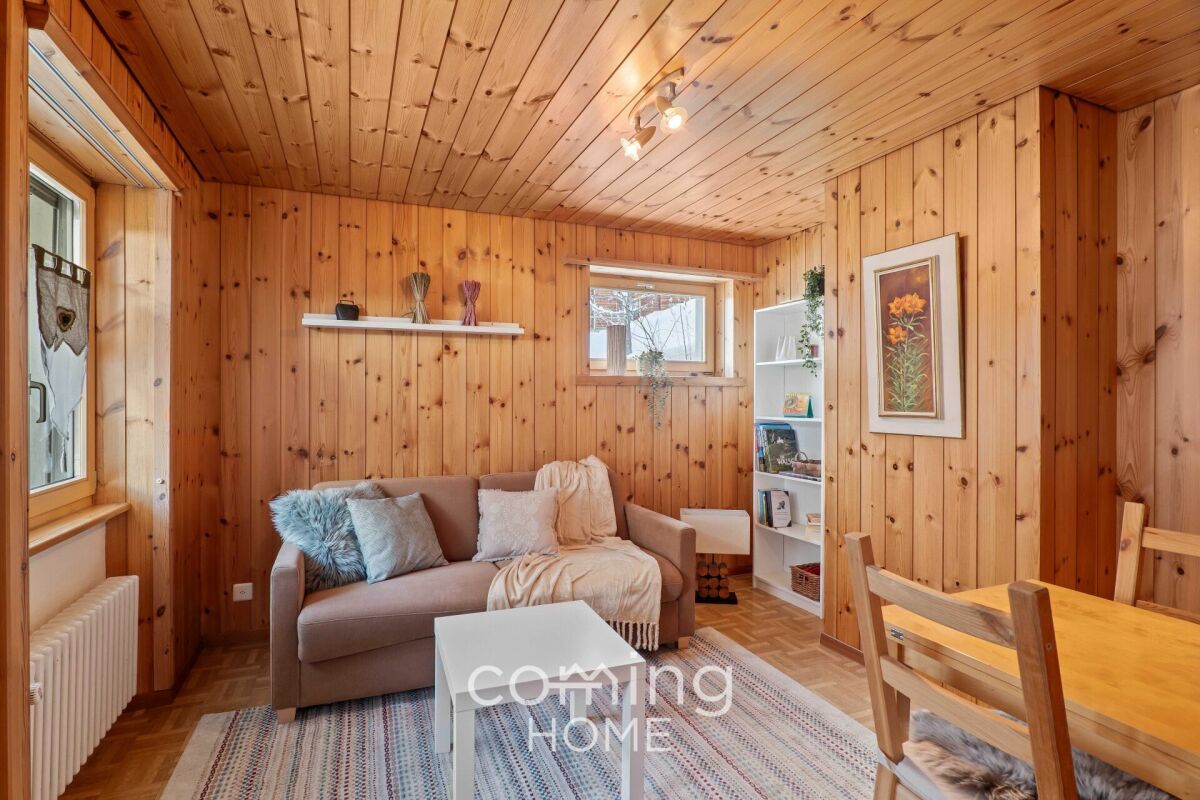 Gemütliches Holzwohnzimmer mit Sitz- und Essbereich