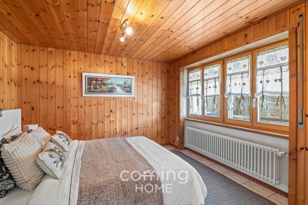 Gemütliches Schlafzimmer mit Holzvertäfelung