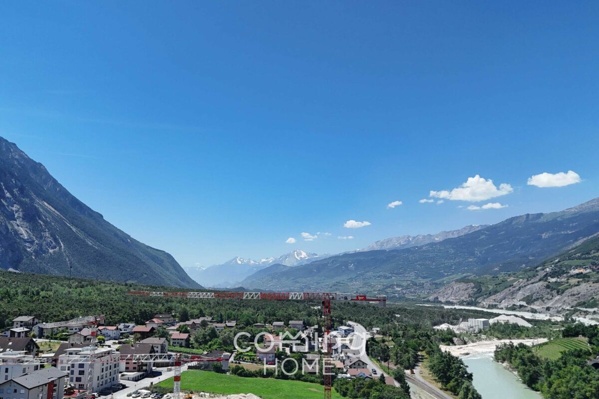Alpenpanorama mit Tal, Fluss und Siedlung