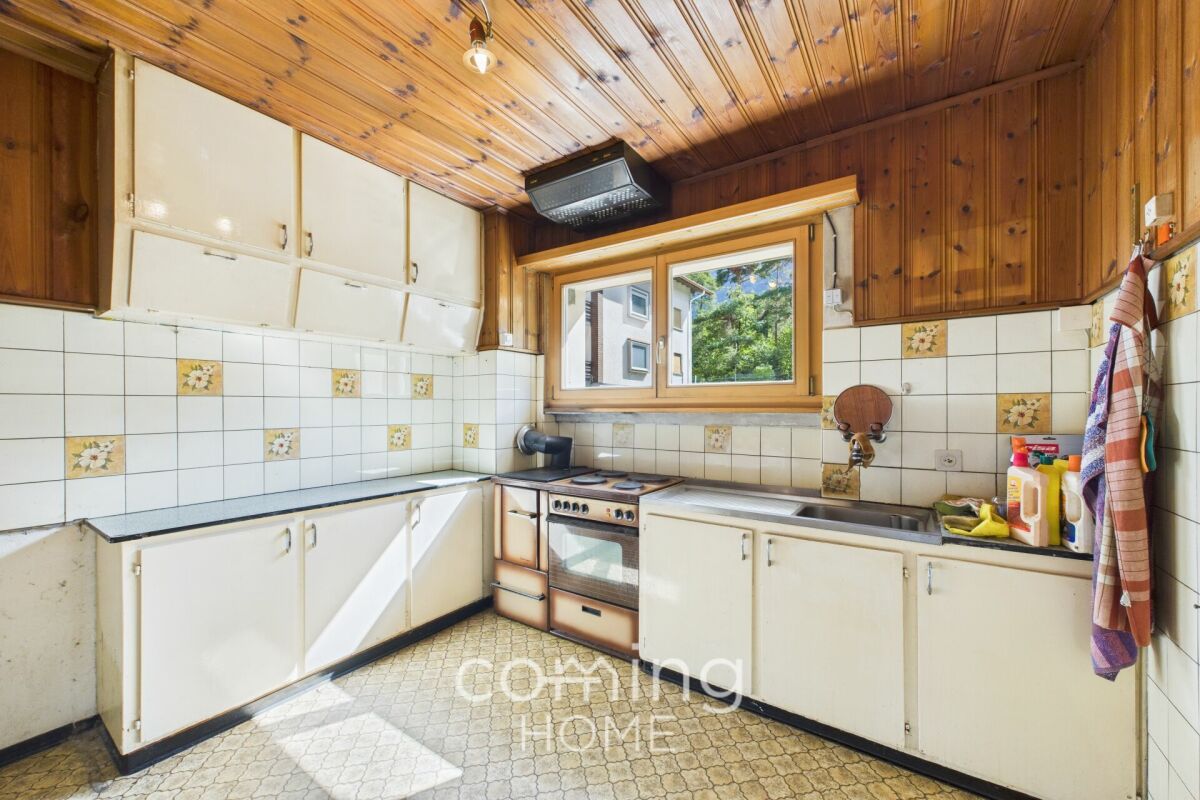 Rustikale Küche mit Holzdecke und Fliesenrückwand