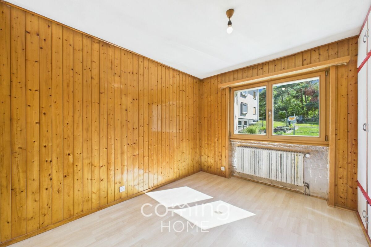 Leerer Raum mit Holzvertäfelung und Fenster