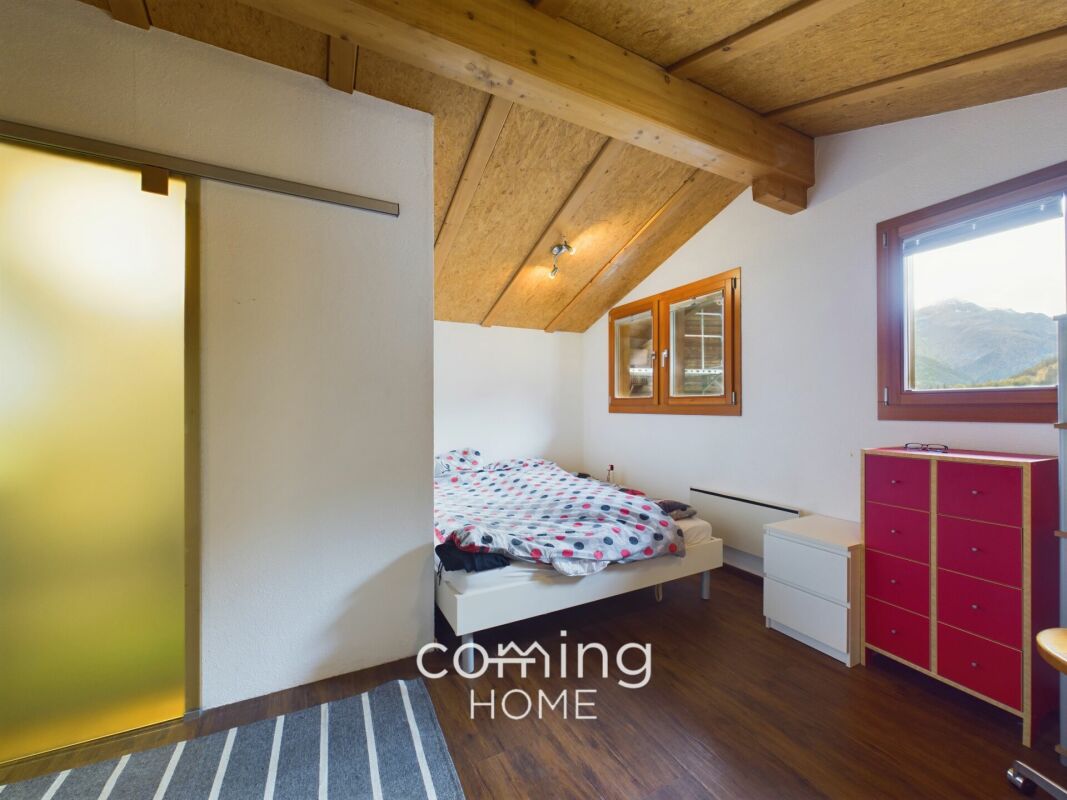 Schlafzimmer mit Dachschräge und Bergblick