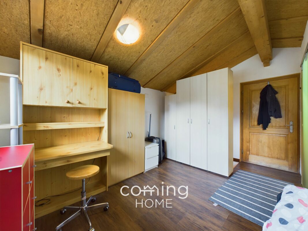 Ausgebautes Dachzimmer mit Stauraum und Schreibtisch