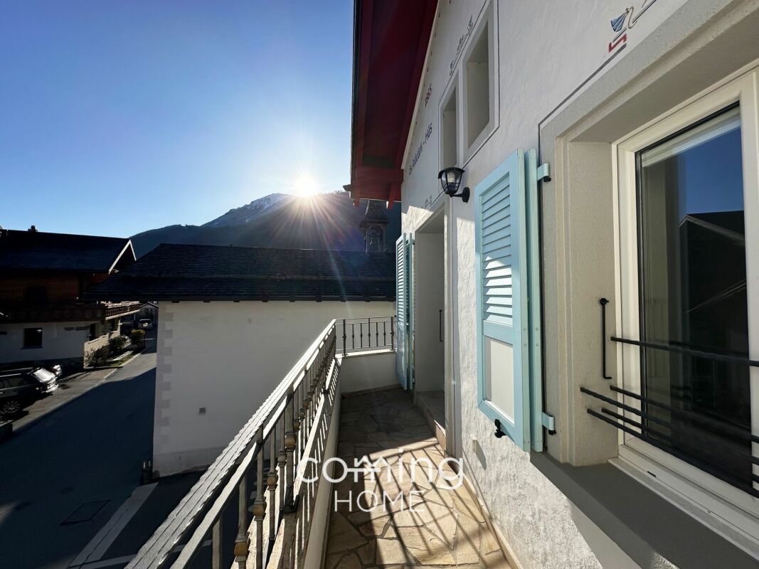 Balkon mit Bergblick und Sonnenlicht