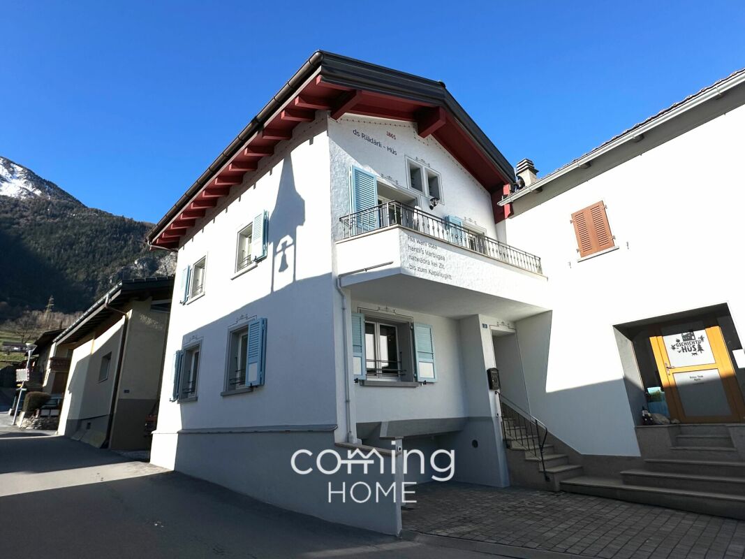 Alpines Wohnhaus mit Balkon