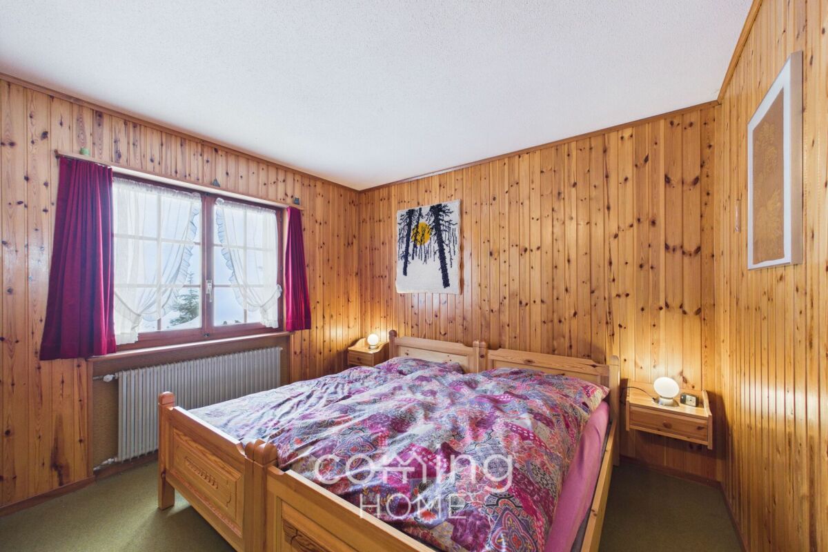Rustikales Schlafzimmer mit Holztäfelung