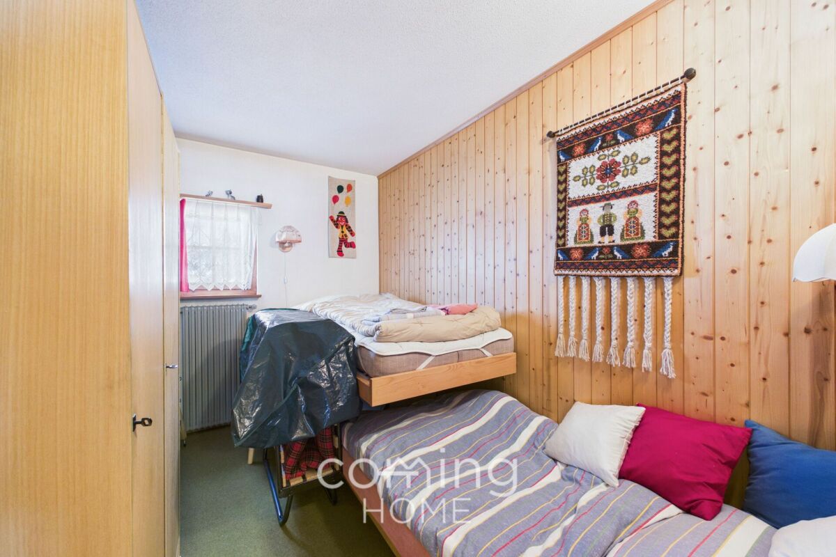 Kleines Schlafzimmer mit Holzverkleidung