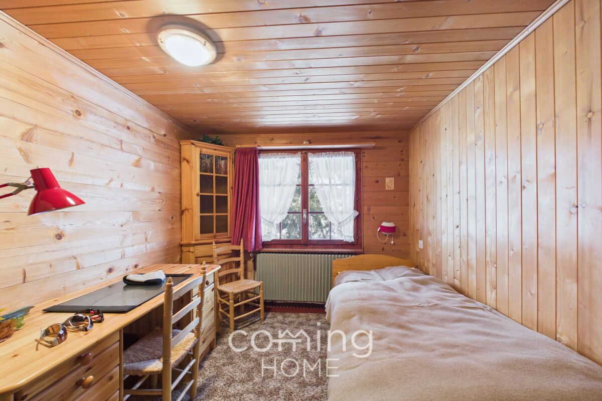 Gemütliches Holzschlafzimmer mit Einzelbett