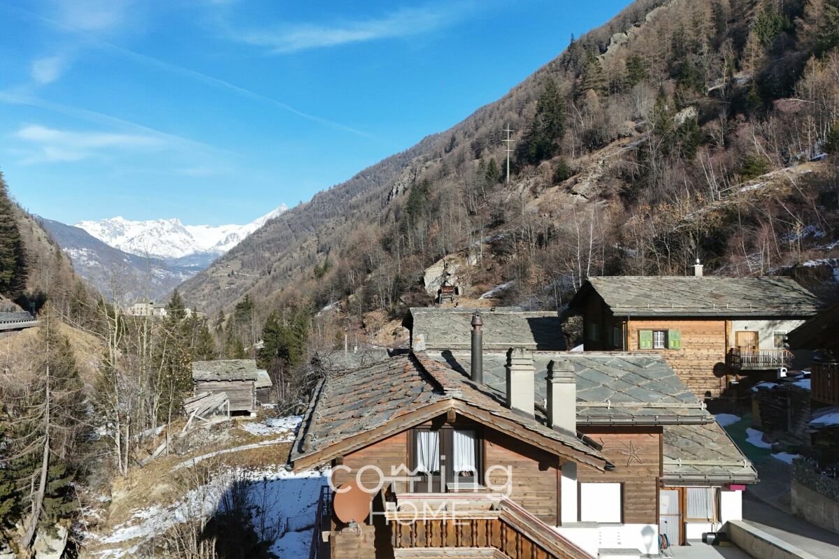 Alpines Dorf mit Chalets und Bergpanorama