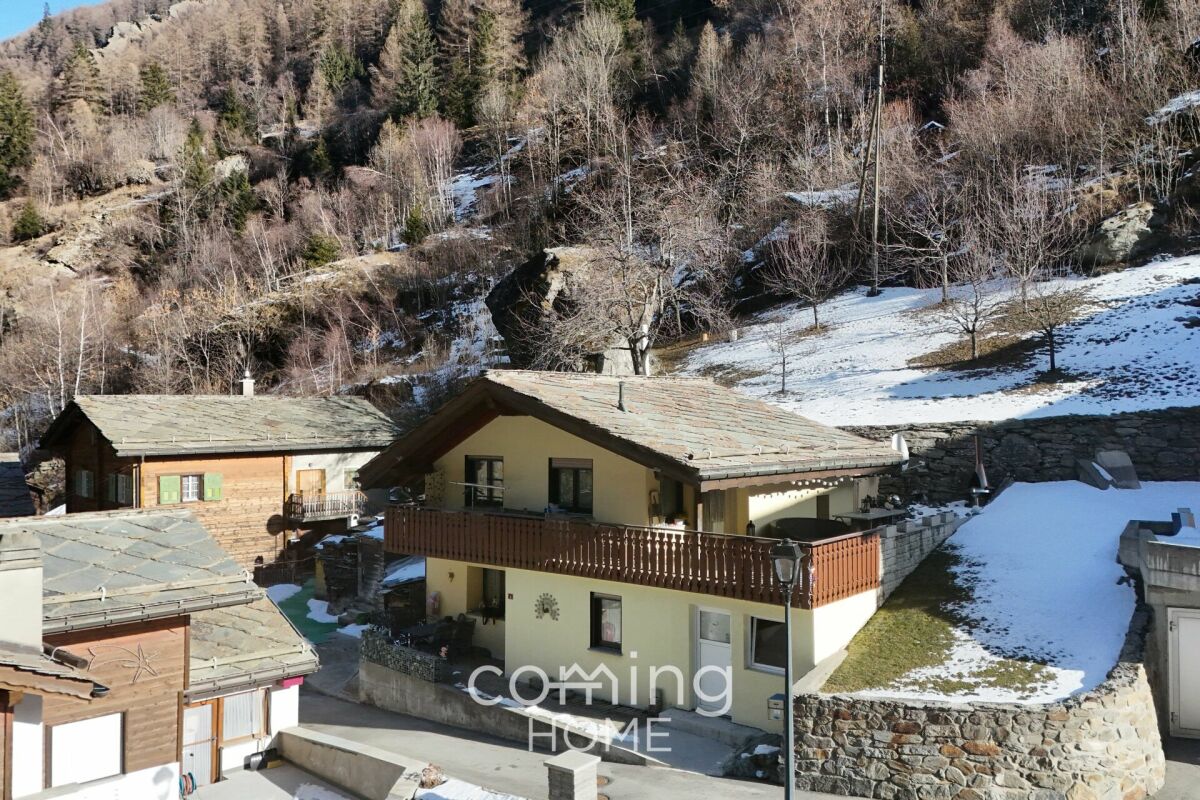 Alpines Wohnhaus mit Schneelandschaft
