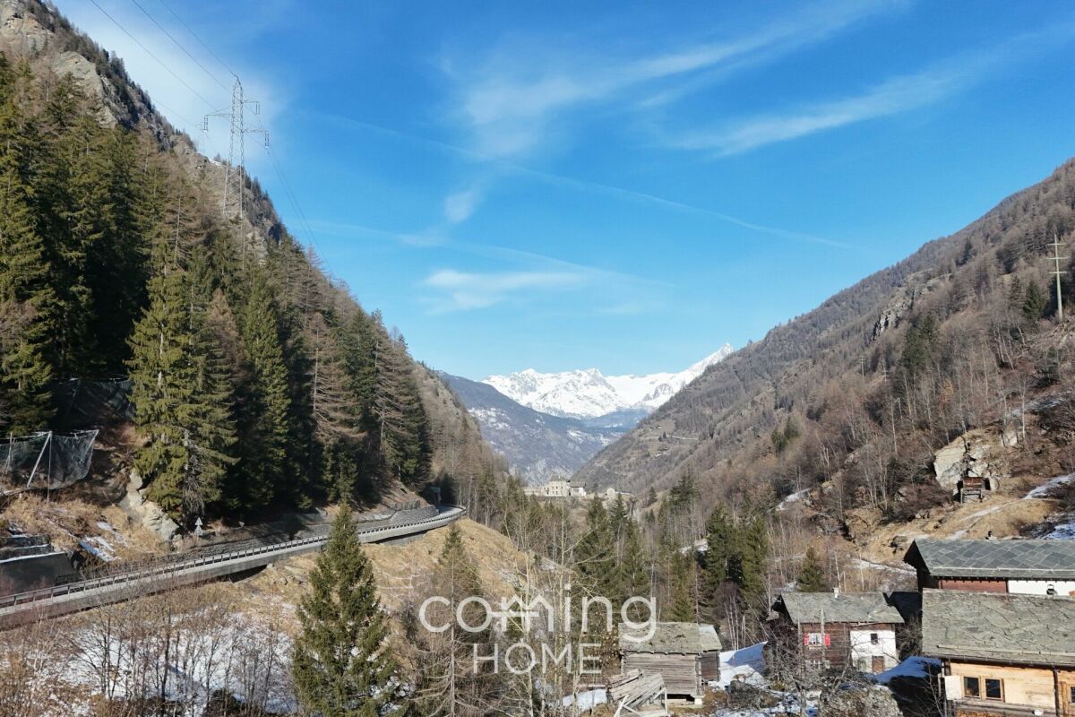 Alpen-Tal mit Bergblick