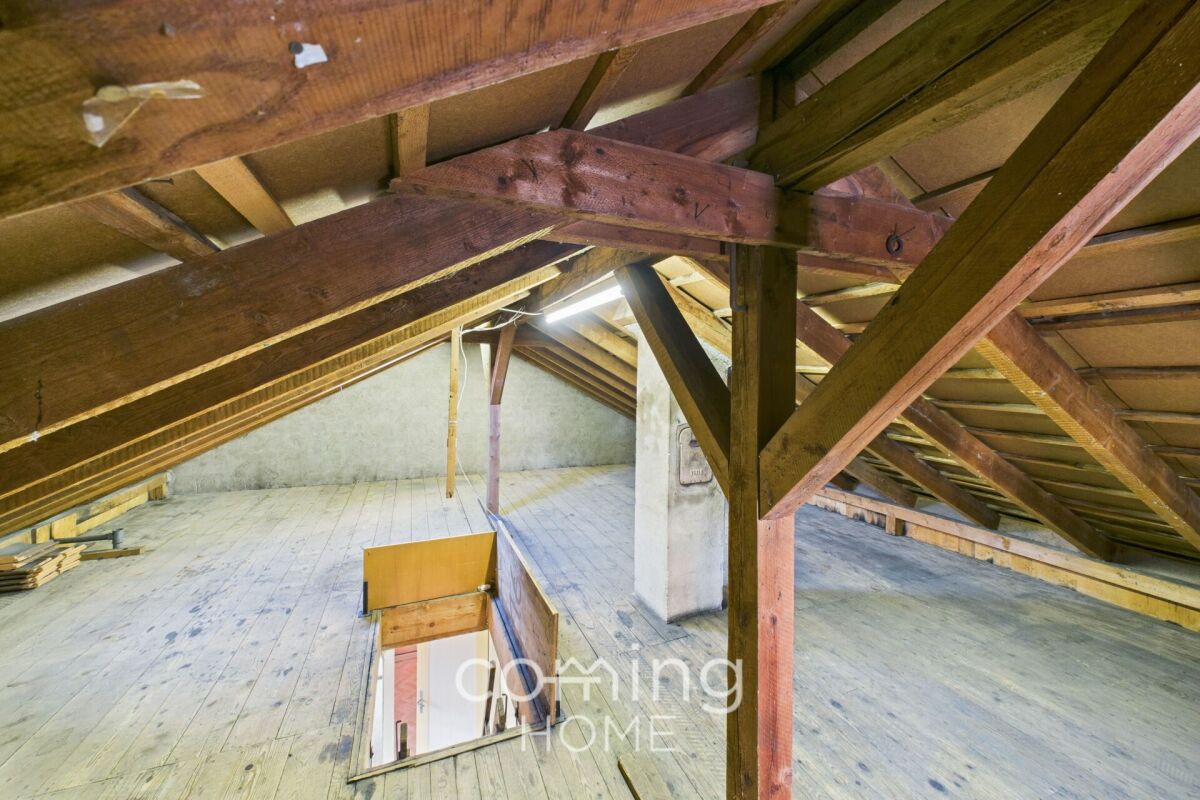 Unausgebaute Dachboden-/Speicherfläche mit Holzbalken