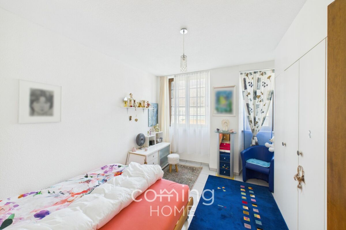 Buntes Kinderzimmer mit Bett und Fenster