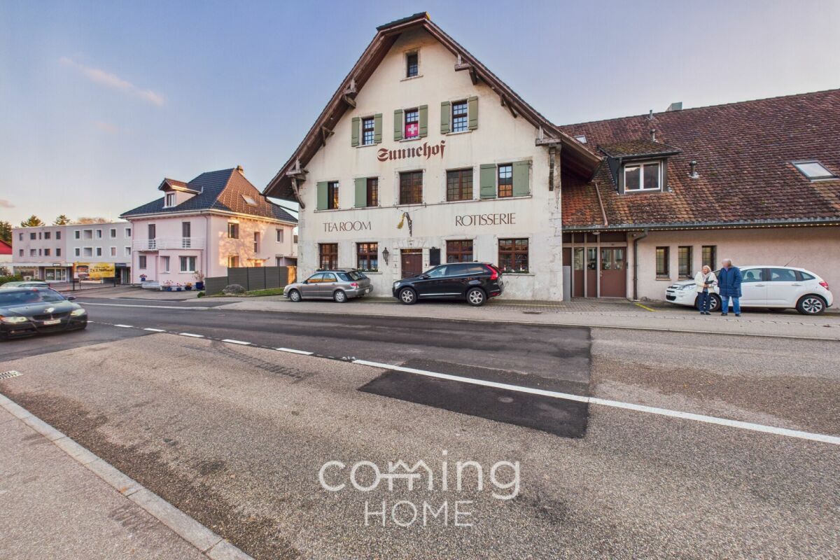 Straßenansicht eines historischen Gebäudes mit Gastronomie