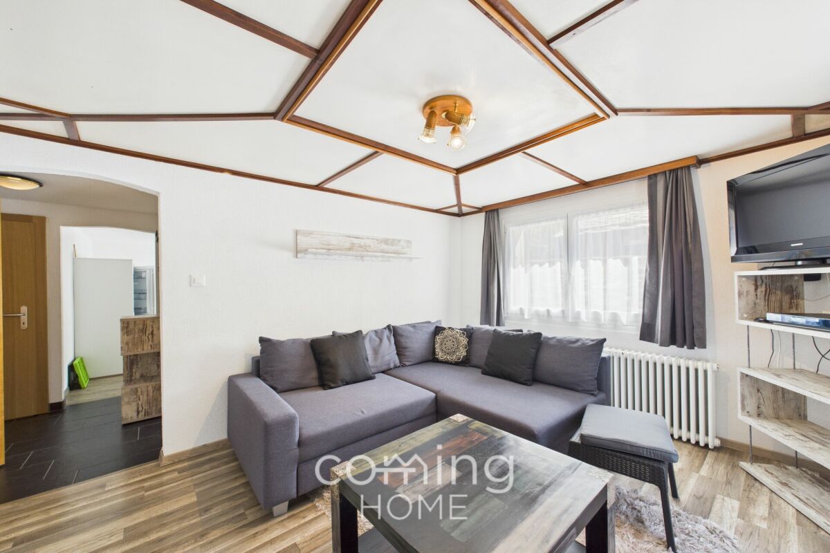 Wohnzimmer mit Ecksofa und TV