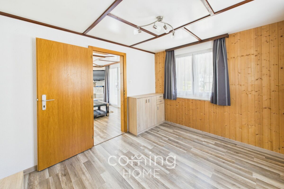 Helles Zimmer mit Holzvertäfelung und Fenster
