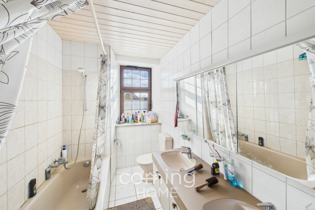 Bad mit Badewanne und Waschtisch