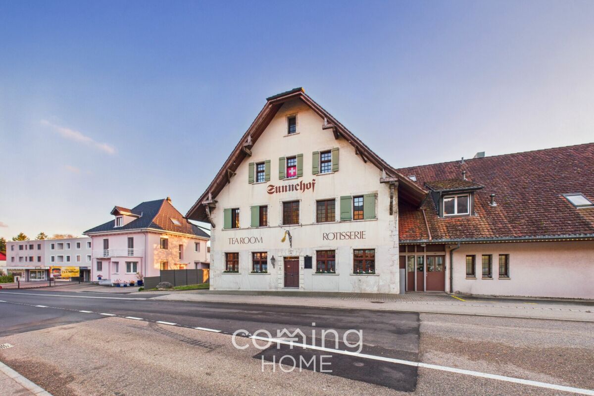 Historisches Gebäude mit Gaststättenschildern