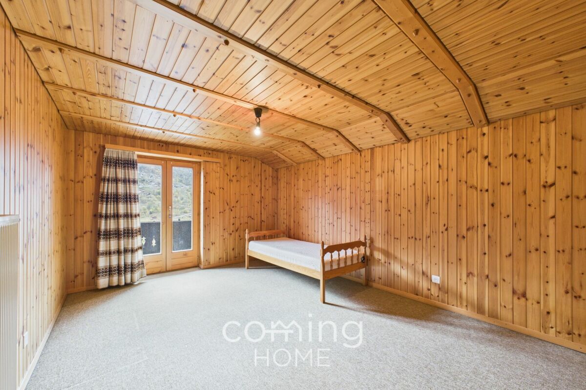 Holzvertäfeltes Schlafzimmer mit Balkonzugang