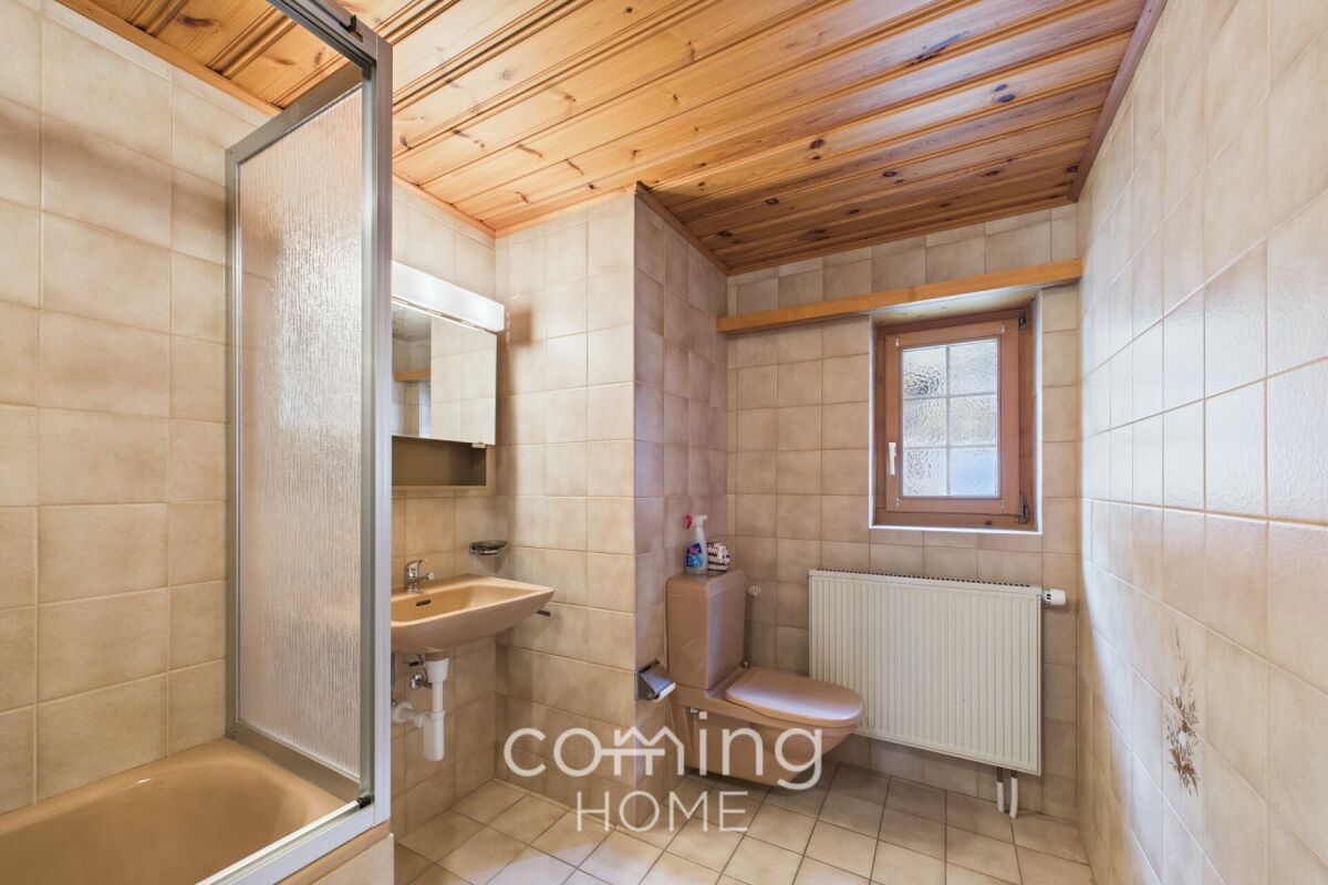 Badezimmer mit Dusche, WC und Fenster