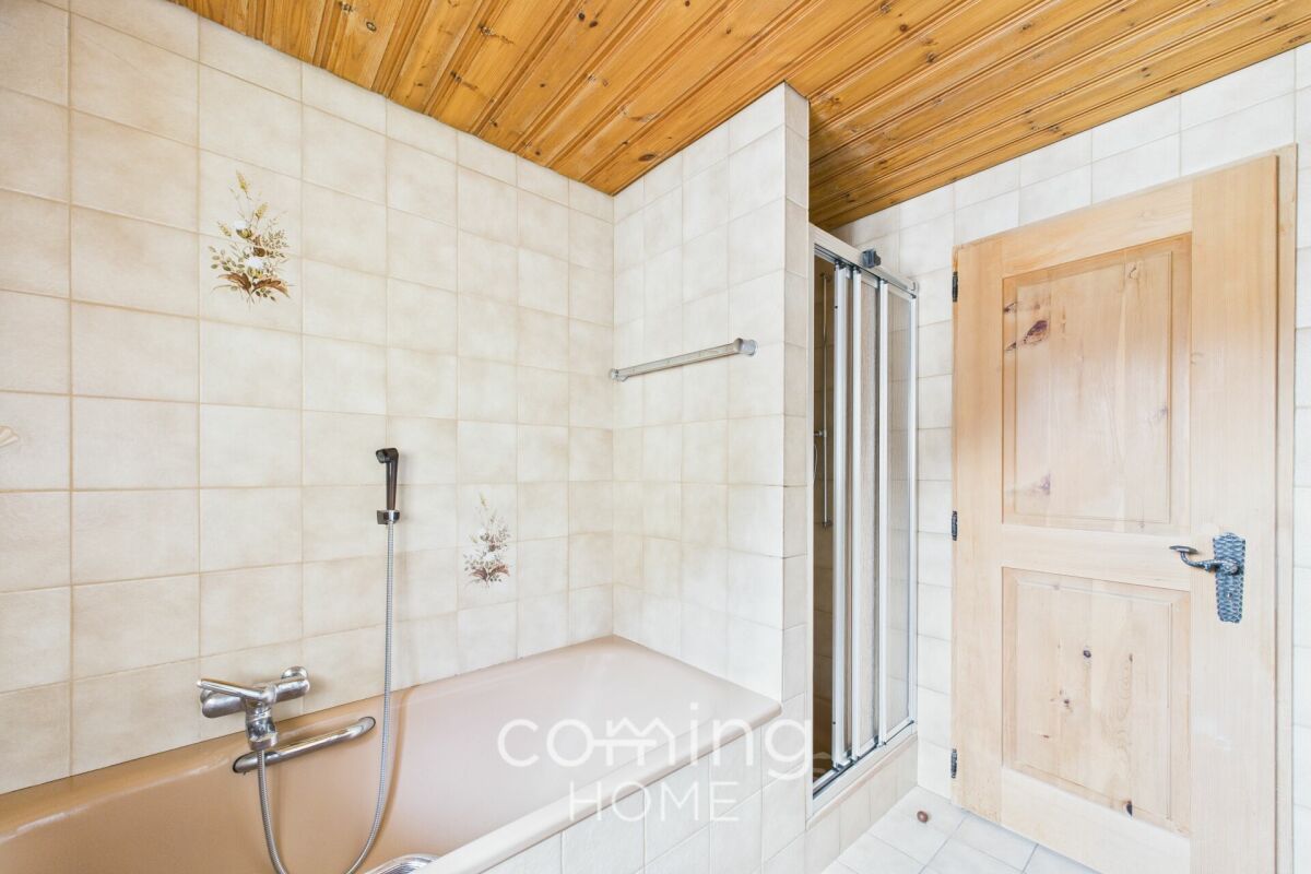 Badezimmer mit Badewanne und Dusche