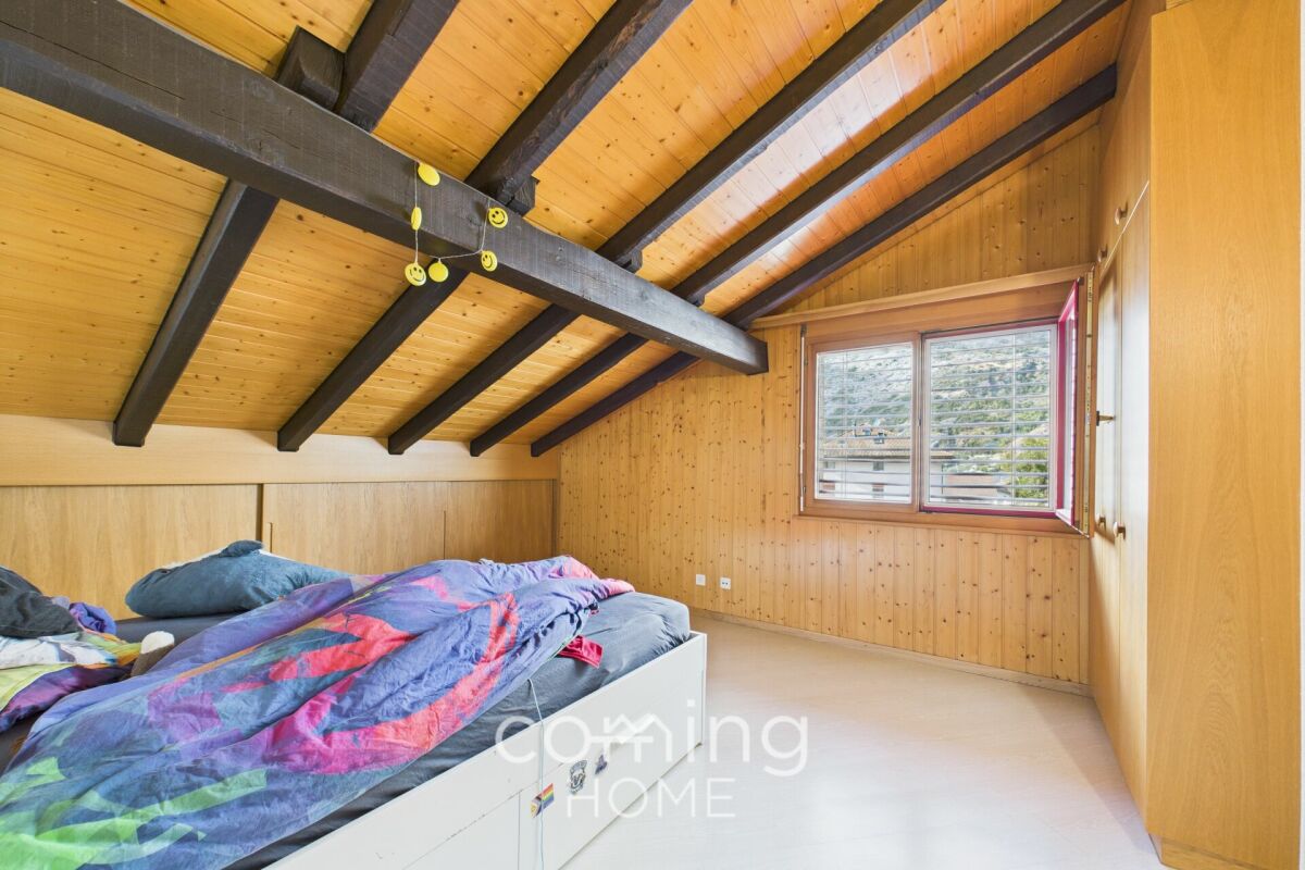 Schlafzimmer im Dachgeschoss mit Holzverkleidung