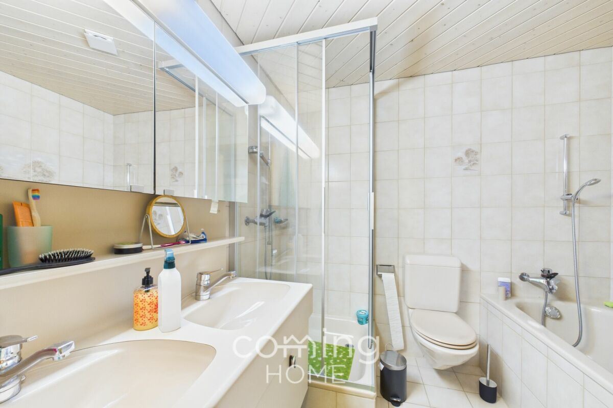 Badezimmer mit Badewanne, Dusche und Doppelwaschbecken