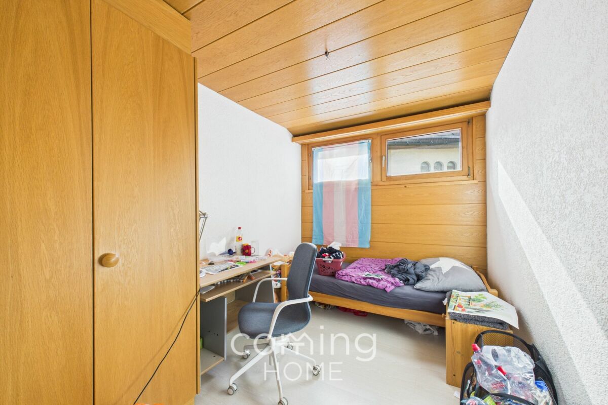 Kleines Schlafzimmer mit Holzverkleidung