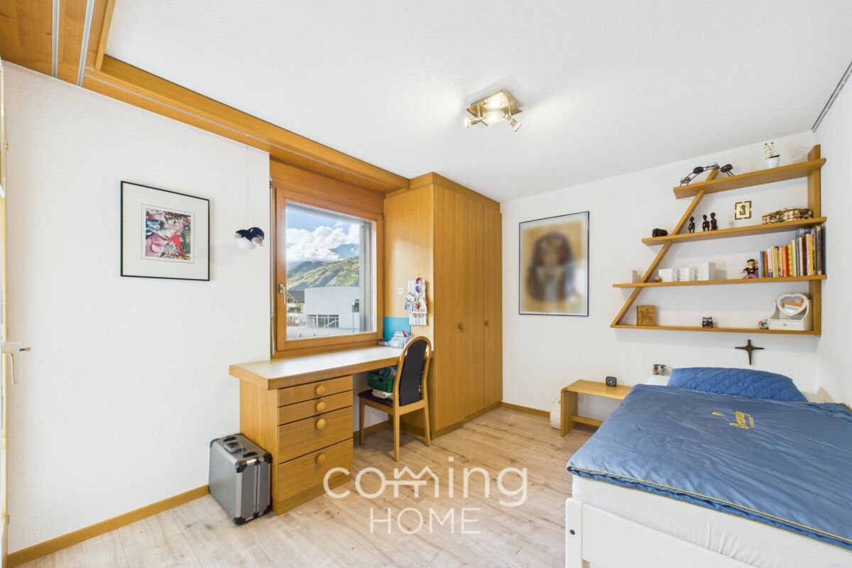 Helles Schlafzimmer mit Arbeitsbereich