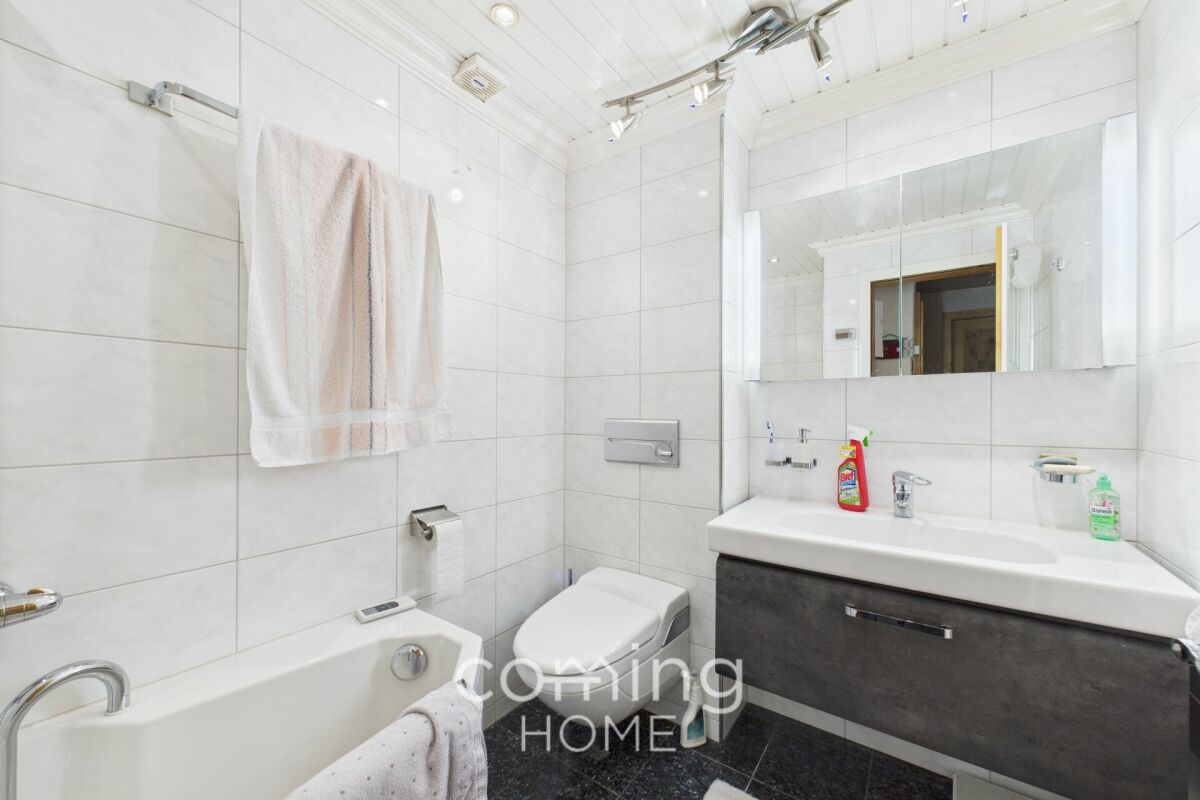 Modernes Badezimmer mit Badewanne und Waschtisch