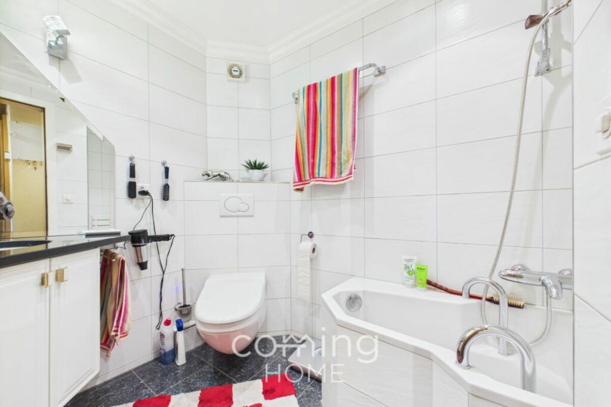 Badezimmer mit Wanne und Dusche