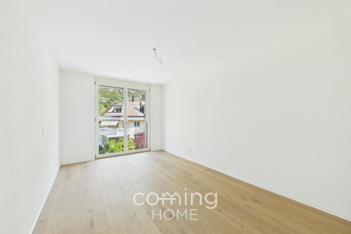 Leerer heller Raum mit Balkon- oder Fensterfront