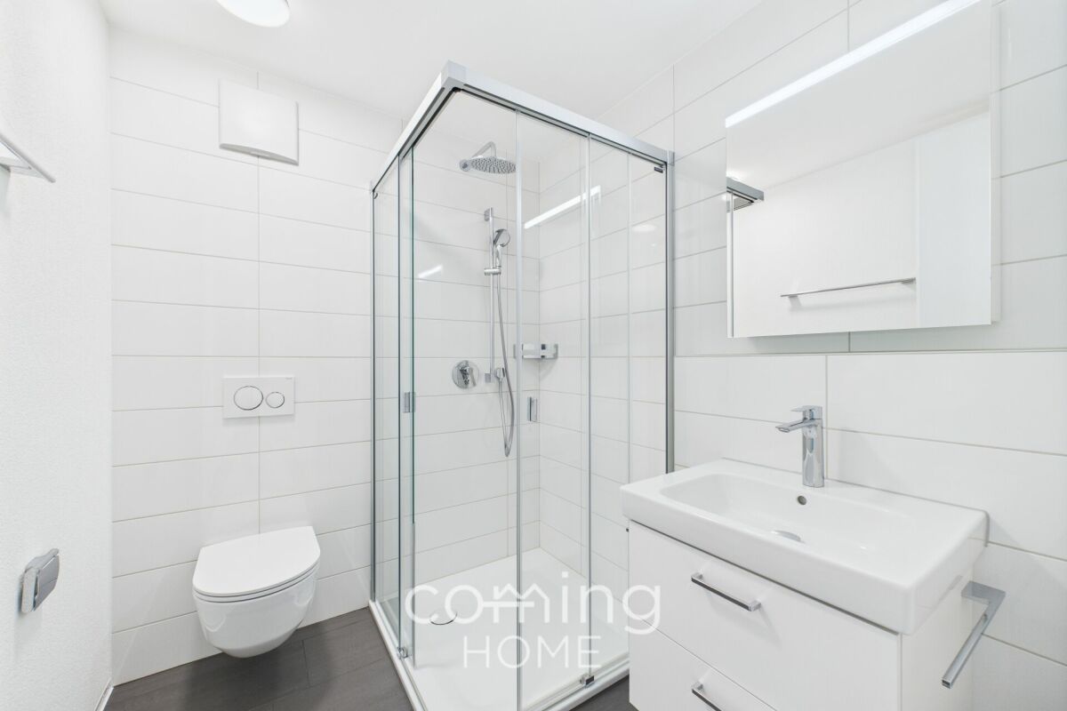 Modernes Bad mit Dusche und Waschtisch