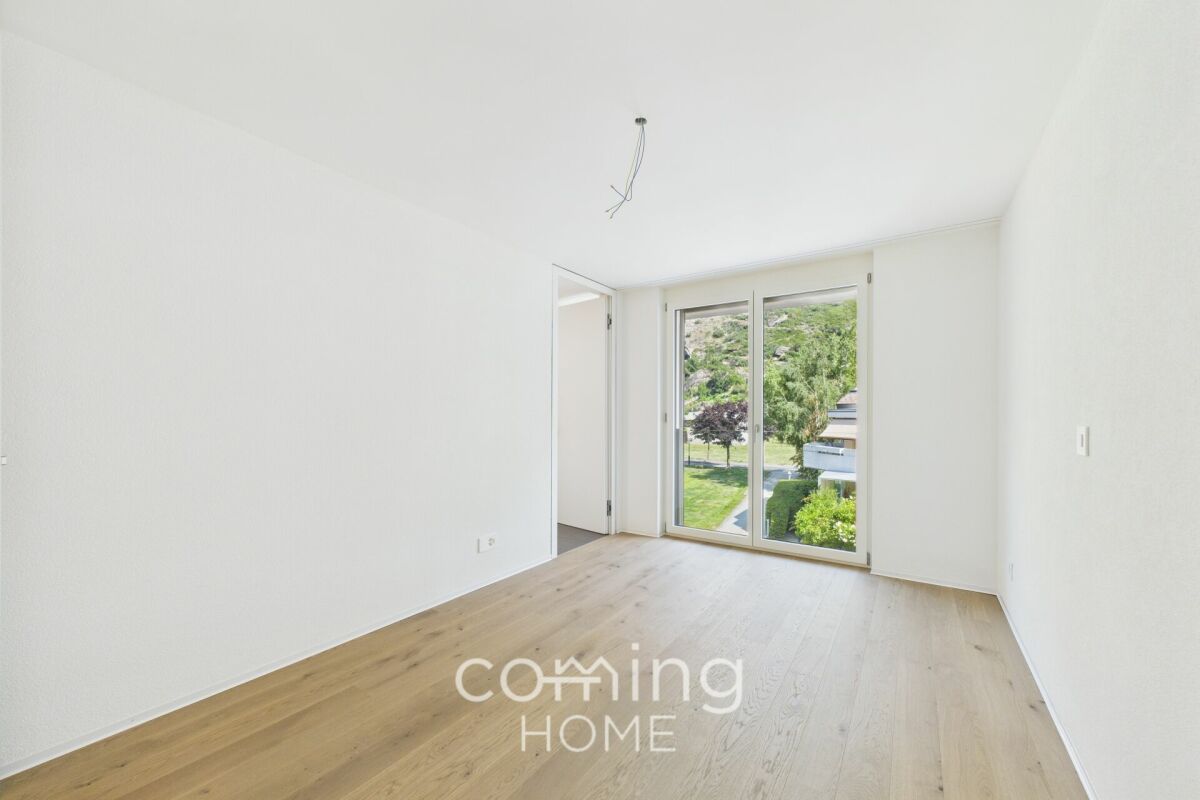 Heller leerer Raum mit Balkon- oder Terrassentür